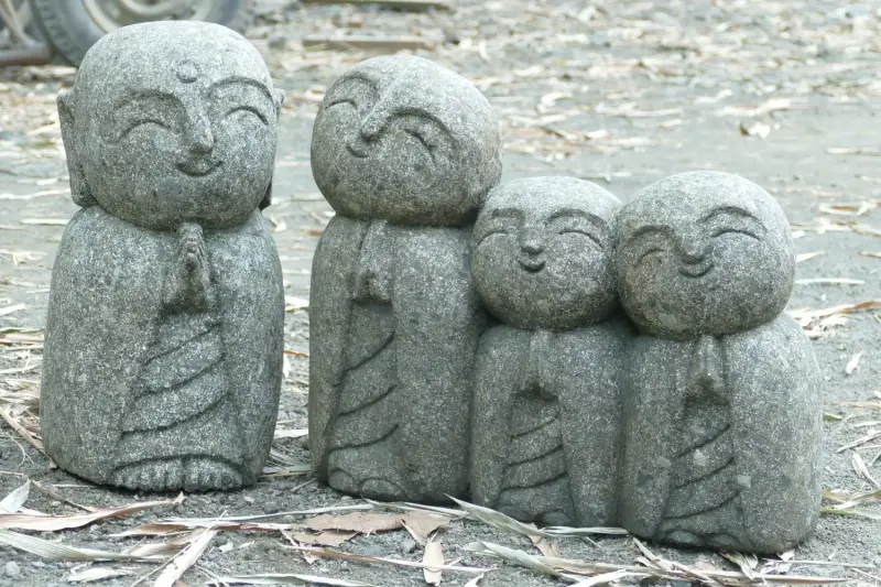 Product image 1 of the product “Jizo is little monk, with 4 jizo are grouping such as 1 part separate and 3 grouping (4 parts in 1 se) ”